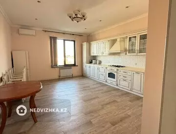 3-комнатная квартира, этаж 6 из 6, 140 м², на длительный срок