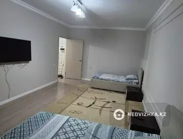 3-комнатная квартира, этаж 2 из 6, 80 м², на длительный срок