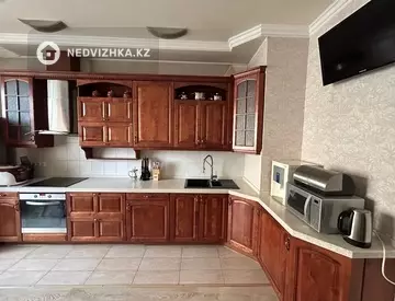 3-комнатная квартира, этаж 5 из 16, 118 м², посуточно