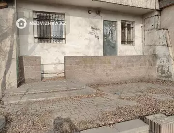 Офисное помещение, этаж 1 из 5, в жилом доме, 44 м²