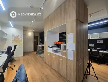 Офисное помещение, этаж 1 из 2, в жилом доме, 93 м²