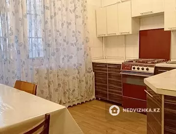 3-комнатная квартира, этаж 1 из 5, 75 м², на длительный срок