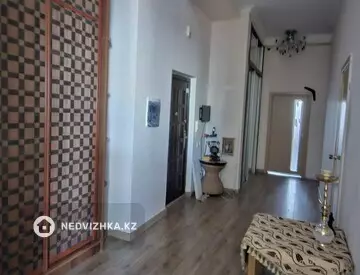 4-комнатная квартира, этаж 1 из 18, 165 м², на длительный срок