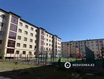 2-комнатная квартира, этаж 1 из 5, 64 м², на длительный срок