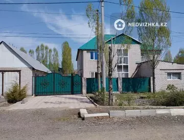 7-комнатный дом, 10 соток, 240 м²