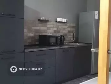 2-комнатная квартира, этаж 3 из 21, 65 м², посуточно