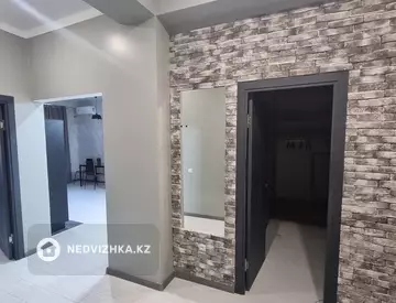 2-комнатная квартира, этаж 3 из 21, 65 м², посуточно