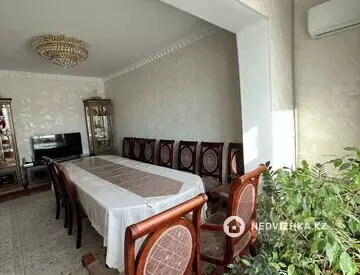 4-комнатная квартира, этаж 4 из 5, 80 м²
