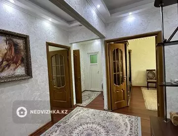 4-комнатная квартира, этаж 4 из 5, 80 м²