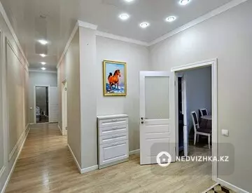 3-комнатная квартира, этаж 8 из 9, 96 м², на длительный срок