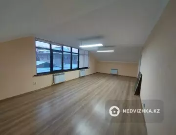 Здание, 3 этажа, 200 м²