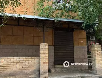 Общепит в в жилом доме, этаж 1 из 3, 383 м²