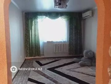 3-комнатная квартира, этаж 4 из 5, 65 м², на длительный срок