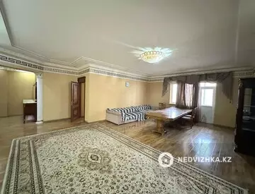 5-комнатная квартира, этаж 4 из 13, 250 м²