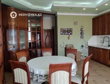 4-комнатная квартира, этаж 7 из 8, 170 м²