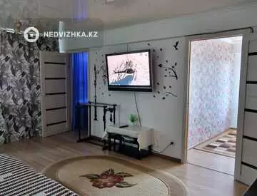 3-комнатная квартира, этаж 4 из 5, 60 м², посуточно