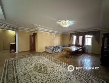 5-комнатная квартира, этаж 4 из 13, 250 м²