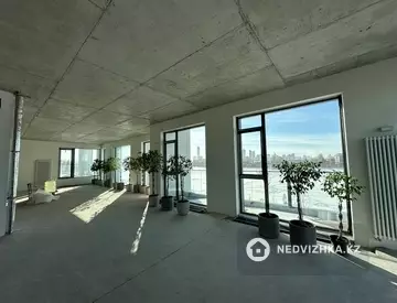 9-комнатная квартира, этаж 3 из 3, 451 м²