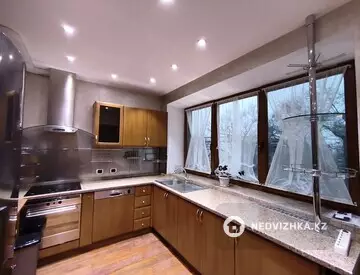 4-комнатная квартира, этаж 4 из 5, 100 м², На длительный срок