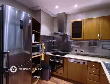 4-комнатная квартира, этаж 4 из 5, 100 м², На длительный срок