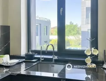 3-комнатная квартира, этаж 2 из 3, 100 м²