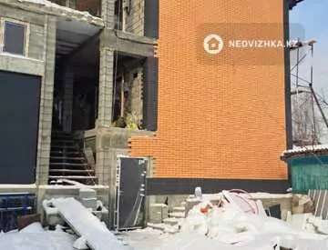 Здание, 3 этажа, 210 м²