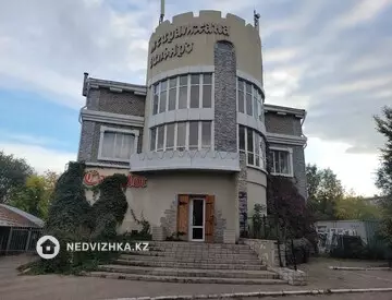 Здание, 3 этажа, 736 м²