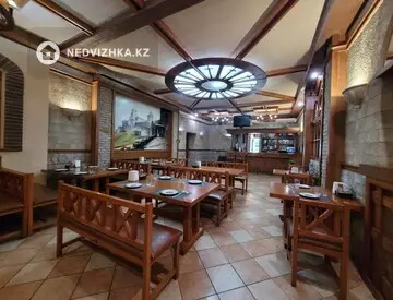 Здание, 3 этажа, 736 м²