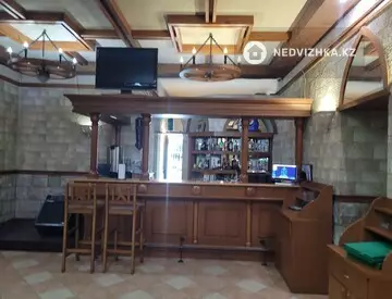 Здание, 3 этажа, 736 м²