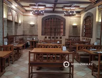 Здание, 3 этажа, 736 м²