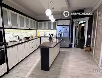 3-комнатная квартира, этаж 2 из 4, 220 м²