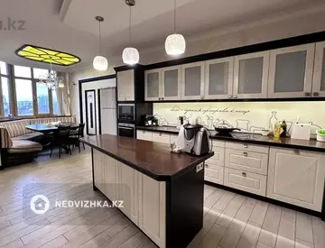 3-комнатная квартира, этаж 2 из 4, 220 м²