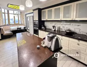 3-комнатная квартира, этаж 2 из 4, 220 м²