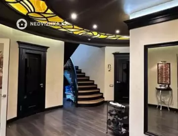 3-комнатная квартира, этаж 2 из 4, 220 м²