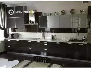 4-комнатная квартира, этаж 3 из 5, 200 м²