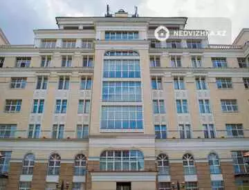 5-комнатная квартира, этаж 3 из 6, 215 м²