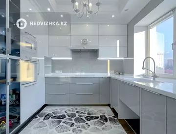 4-комнатная квартира, этаж 7 из 8, 240 м²