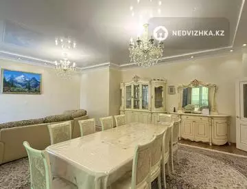4-комнатная квартира, этаж 3 из 12, 172 м²