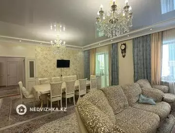 4-комнатная квартира, этаж 3 из 12, 172 м²