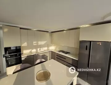 4-комнатная квартира, этаж 9 из 9, 170 м², на длительный срок