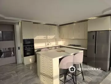 4-комнатная квартира, этаж 9 из 9, 170 м², на длительный срок