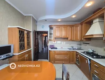3-комнатная квартира, этаж 8 из 8, 70 м²