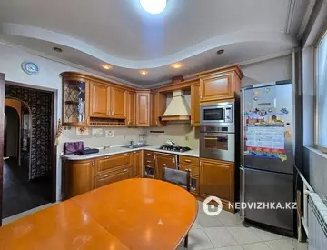 3-комнатная квартира, этаж 8 из 8, 70 м²