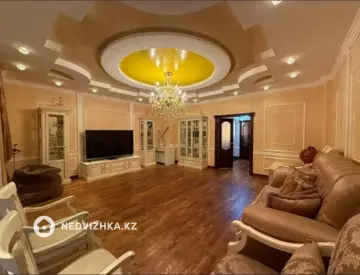 5-комнатная квартира, этаж 9 из 10, 210 м²