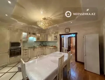 5-комнатная квартира, этаж 9 из 10, 210 м²