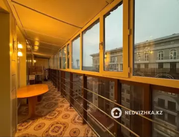 5-комнатная квартира, этаж 9 из 10, 210 м²