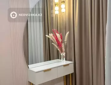 2-комнатная квартира, этаж 10 из 12, 55 м², посуточно