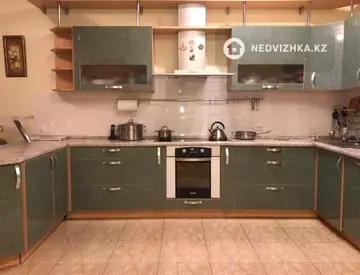 4-комнатная квартира, этаж 2 из 5, 197 м²