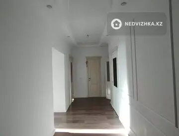 4-комнатная квартира, этаж 8 из 10, 124 м²