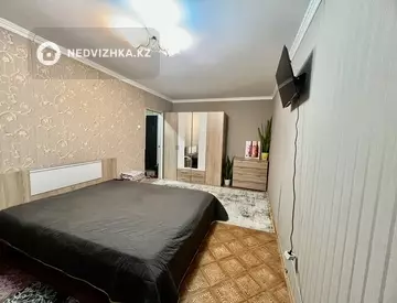 1-комнатная квартира, этаж 9 из 10, 40 м², Посуточно